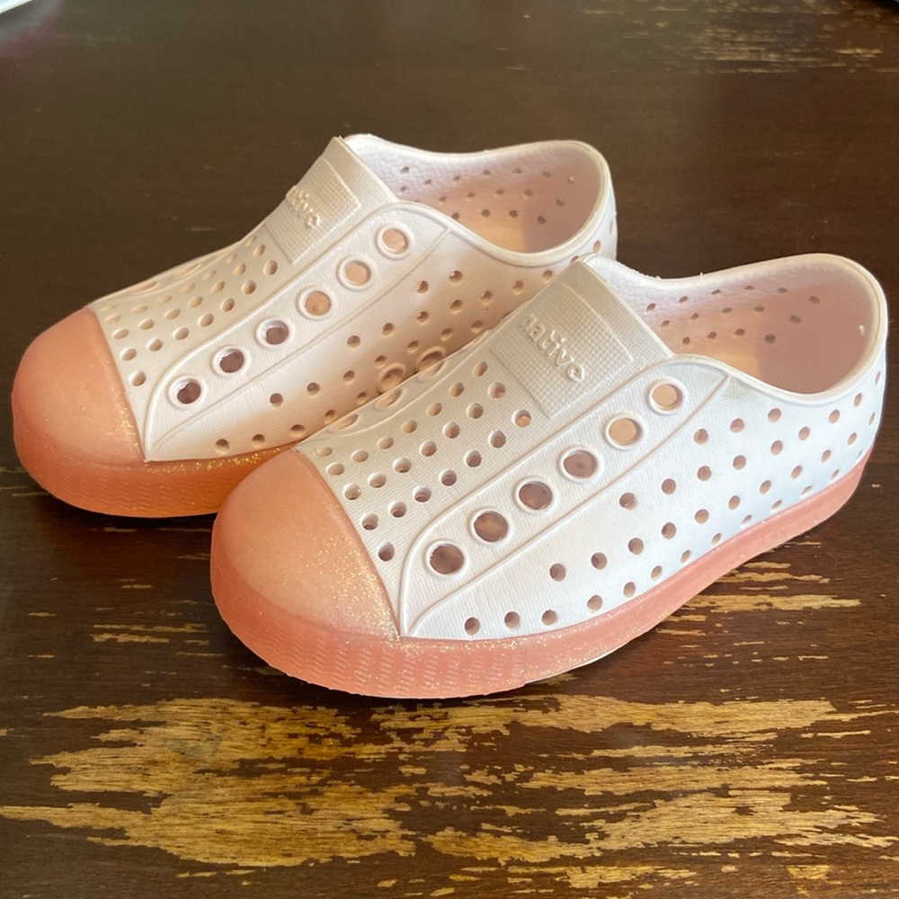 Native Jefferson Bling child shoes. Size 6. Like new. Pink